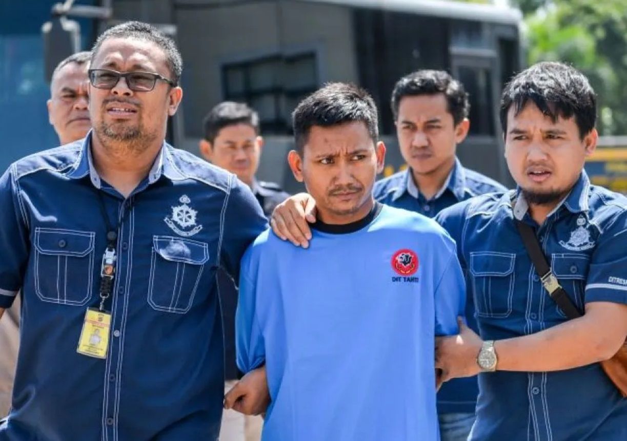 Petugas Kepolisian menggiring tersangka kasus pembunuhan Pegi Setiawan untuk dihadirkan pada konferensi pers yang digelar di Gedung Ditreskrimum Polda Jabar, Bandung, Jawa Barat pada Minggu, 26 Mei 2024.