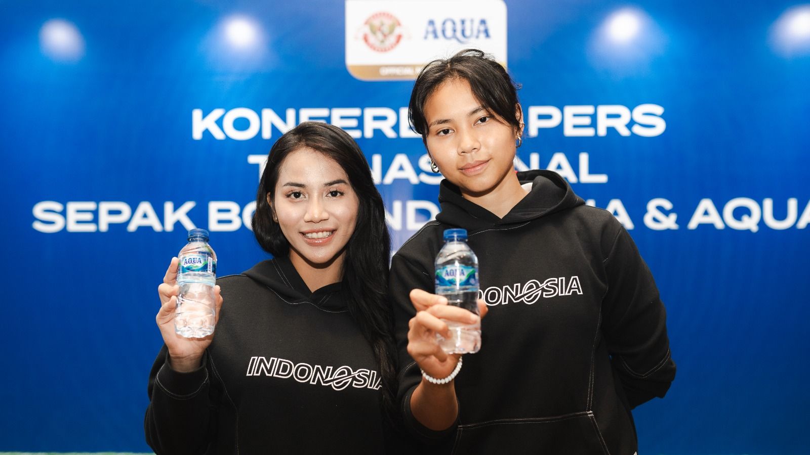 PSSI resmi melakukan kerja sama dengan Aqua sebagai official mineral water timnas Indonesia. Pada acara press conference yang dilakukan di sebuah hotel di Jakarta, Rabu (5/6/2024).