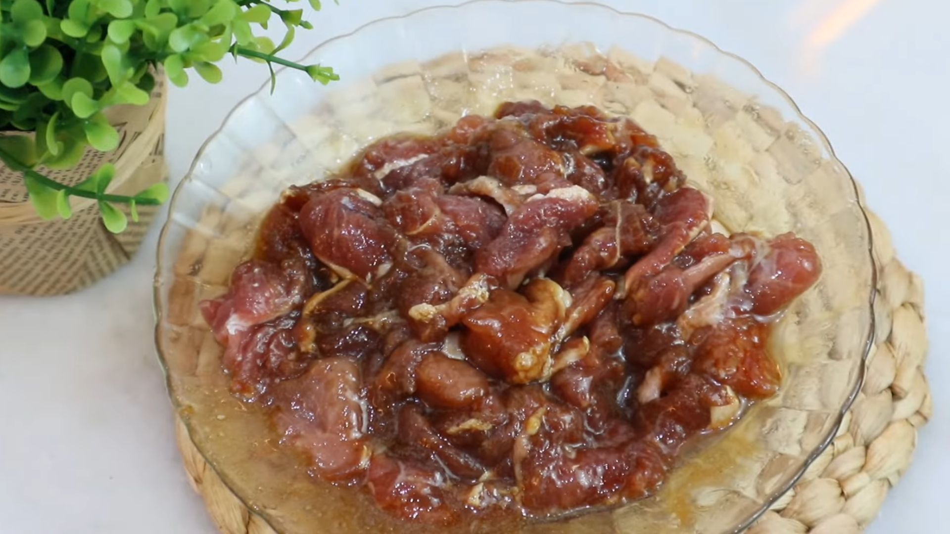 Proses marinasi daging sapi agar bumbu meresap./ YouTube/ Ika Mardatillah