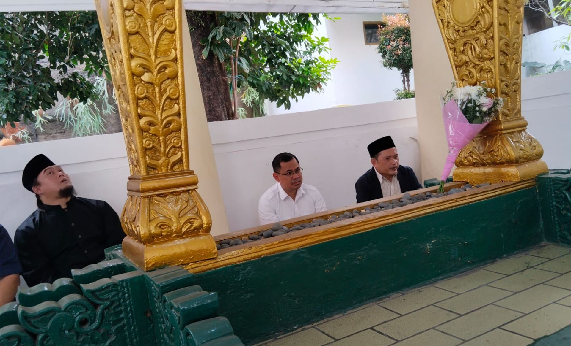 Bakal calon wali kota Bandung Arfi Rafnialdi saat berziarah ke Makam Dalemkaum, Kota Bandung pada Selasa, 11 Juni 2024