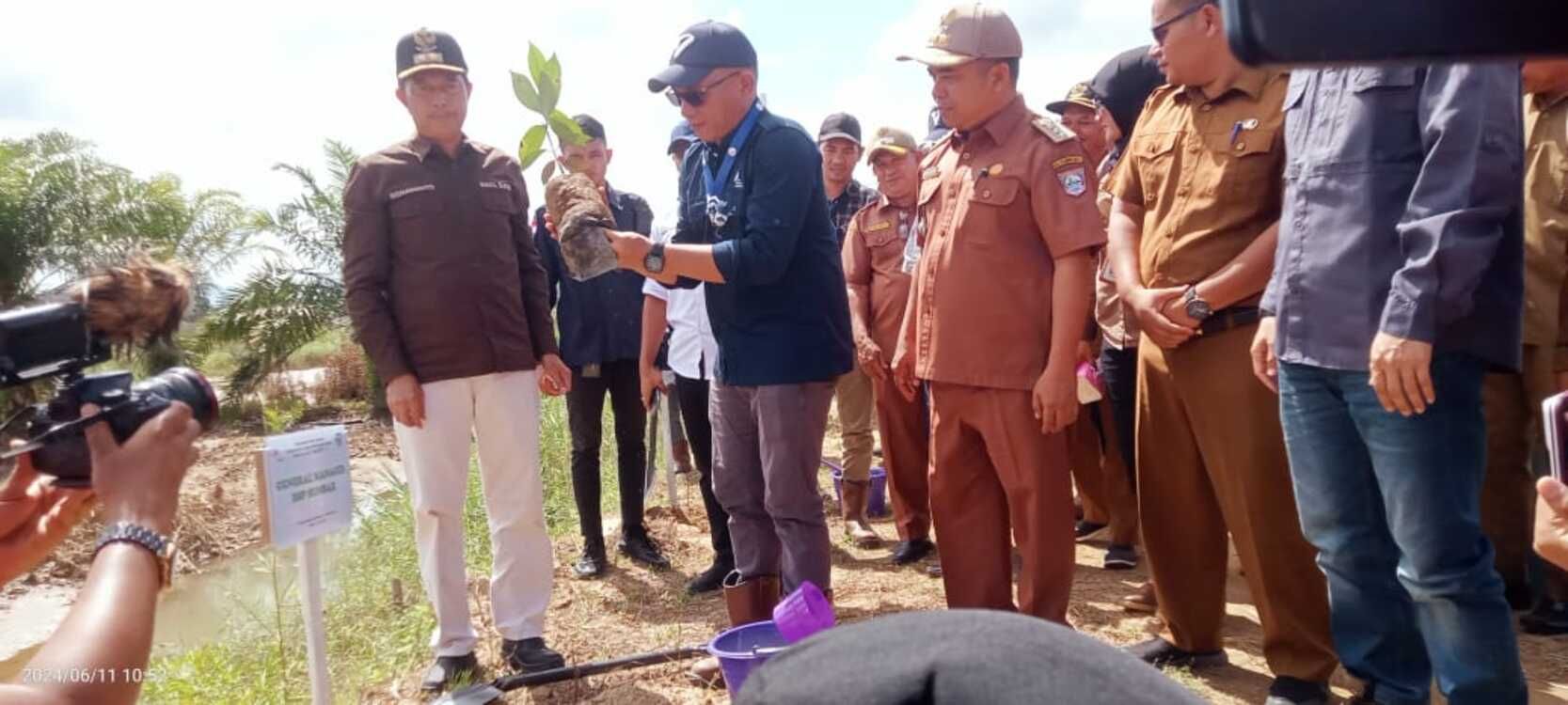 General Manajer PT Bakrie Pasaman Plantations (Bakrie Group), Agry Adhitama Putra, dalam kesempatan kegiatan penanaman pohon di lahan konservasi yang berada di dalam kawasan konservasi HGU milik perusahaan tersebut