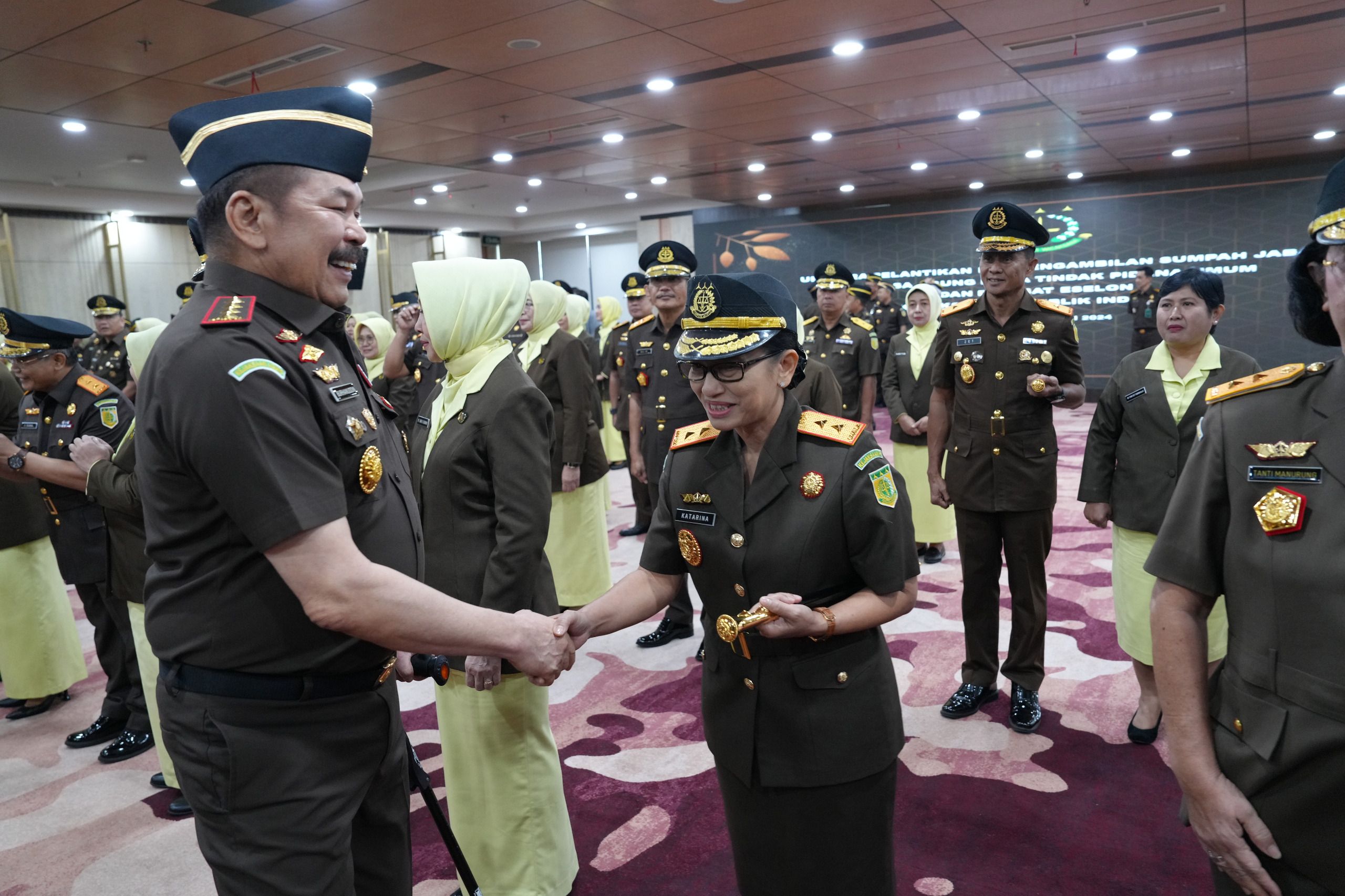 Kepala Kejati Jabar yang baru saat bersalaman dengan Jaksa Agung ST Burhanuddin usai dilantik