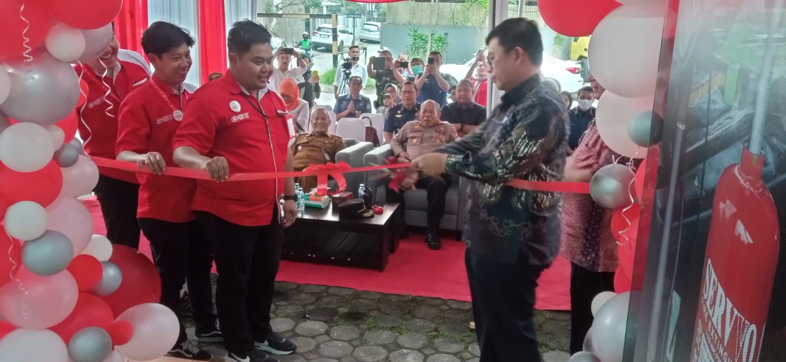 Direktur PT Servvo Fire Indonesia Gideon Yonathan menggunting pita pembukaan kantor cabang Bandung
