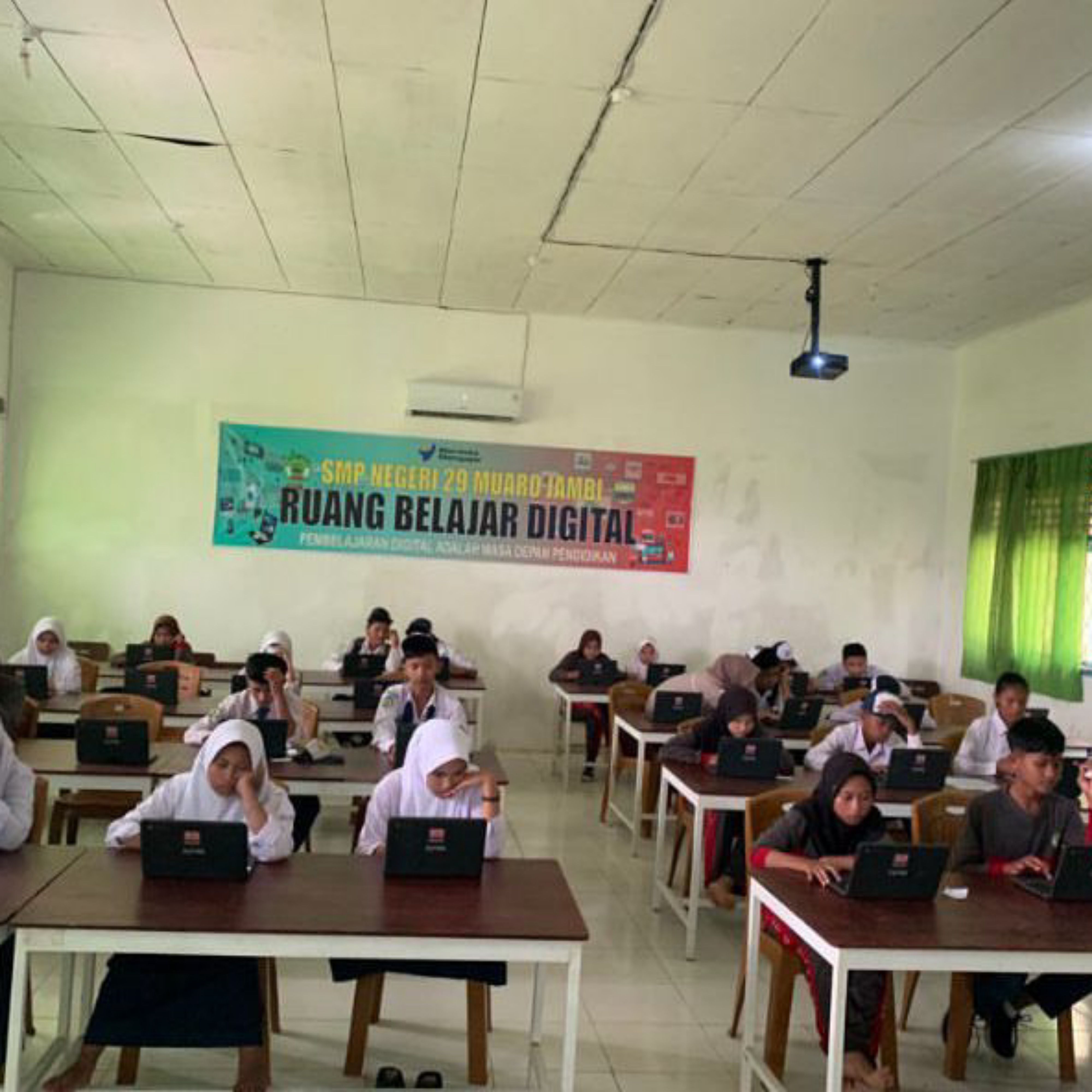 Siswa SMP Negeri 29 Muaro Jambi Belajar menggunakan Lepto