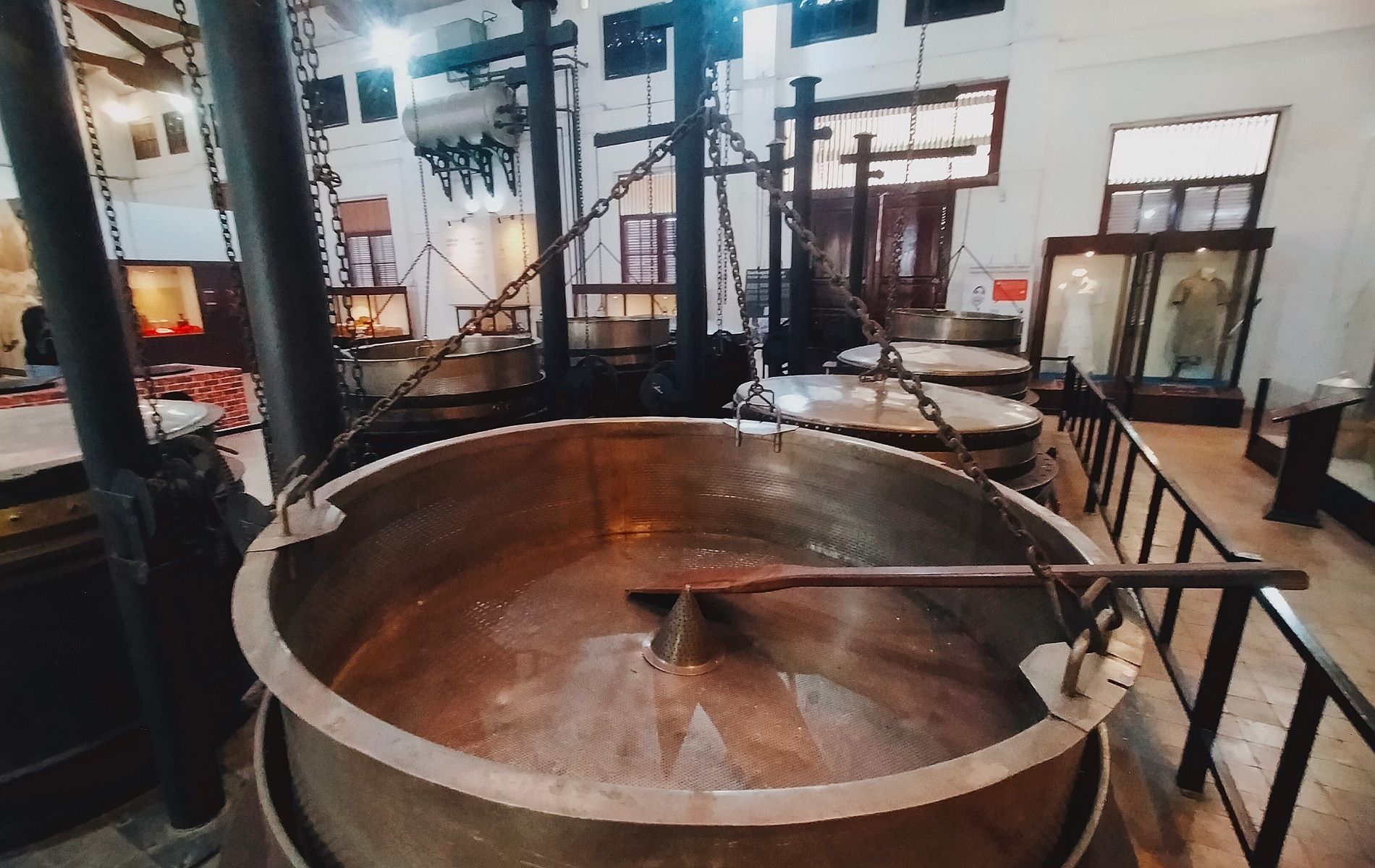 Ketel penanak nasi zaman Hindia Belanda masih terawat baik sebagai koleksi Museum Goedang Ransoem