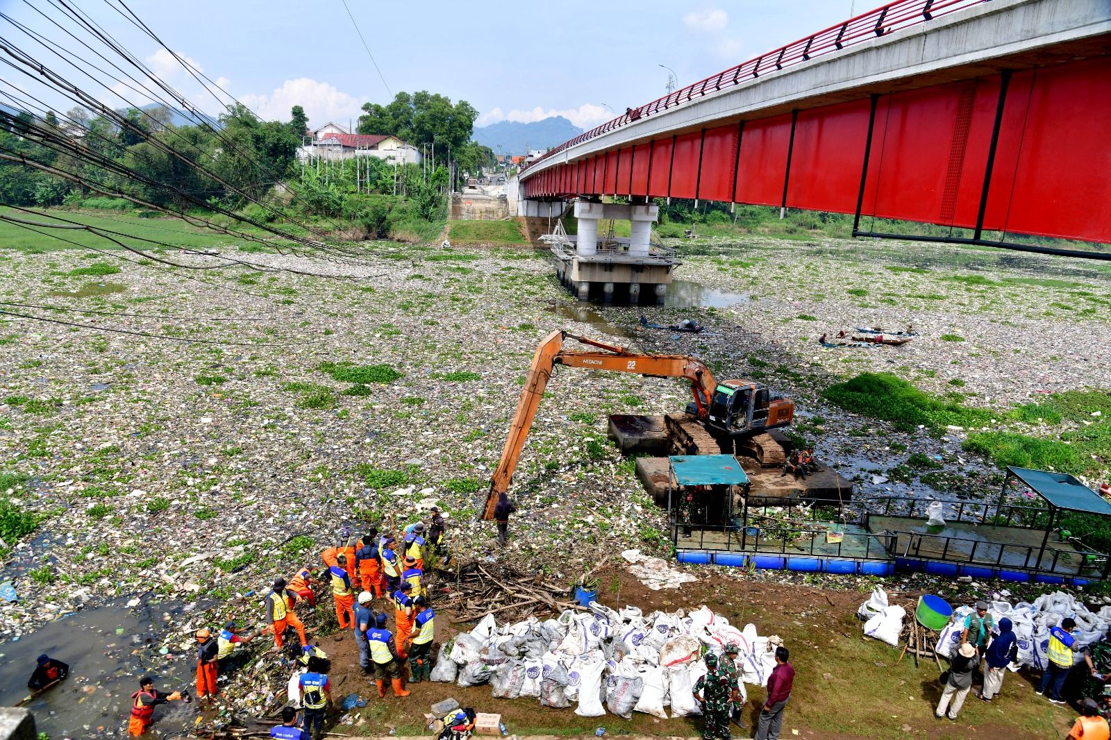 Sampah Citarum di Jembatan Babakan Sapaan, Kab. Bandung Barat 