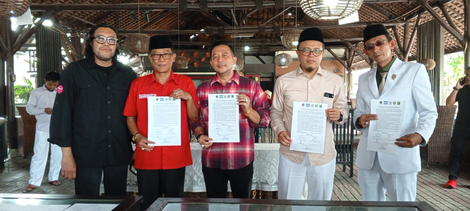  Disaksikan Ketua DPD PDI Perjuangan Jawa Barat, Ono Surono, para pimpinan partai di Ciamis, melaksanakan penandatanganan nota kesepahaman kerjasama politik, di salah satu rumah makan di Ciamis, Rabu, Rabu (12/6/2024).