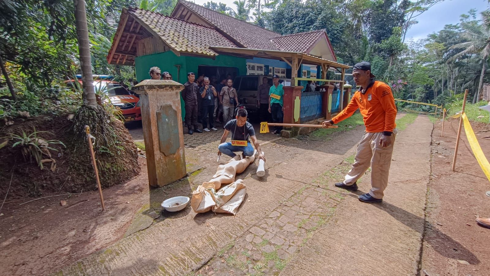 Melalui peran pengganti, Satreskrim Polres Ciamis melakukan rekonstruksi adegan pembunuhan yang dilakukan suami kepada istrinya di Dusun Sindangjaya, Desa Cisontrol, Kecamatan Rancah, Kabupaten Ciamis, Rabu (12/6/2024).