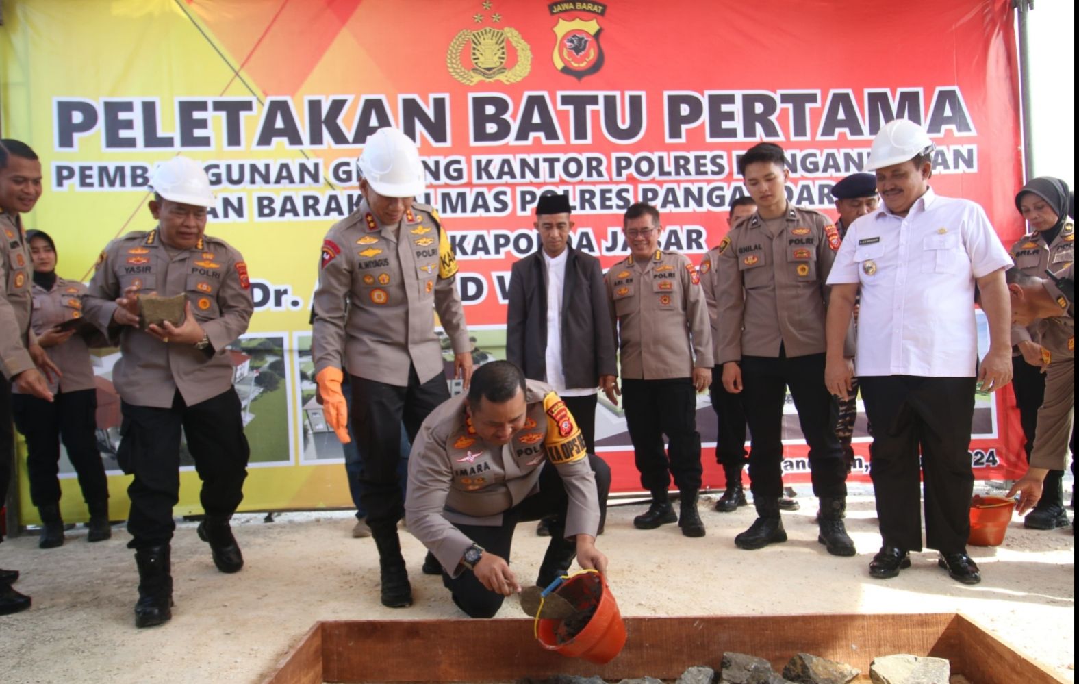 Kapolres Pangandaran AKBP Imara Utama ikut melakukan peletakan batu pertama pembangunan Mapolres Pangandaran, Rabu, 12 Juni 2024. 