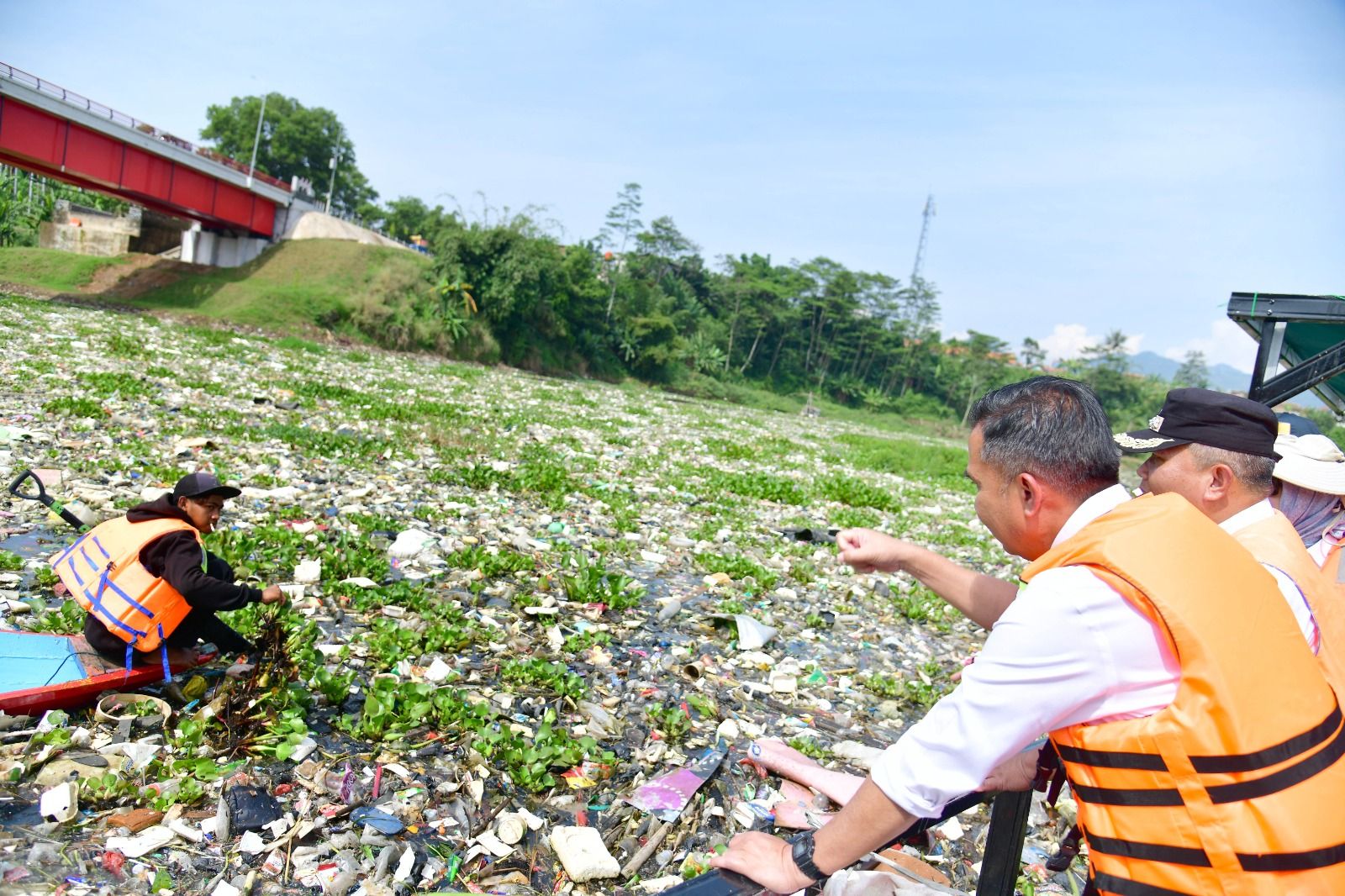 Hamparan sampah di Sungai Citarum di bawah Jembatan Babakan Sapan, Batujajar, Kabupaten Bandung Barat.  
