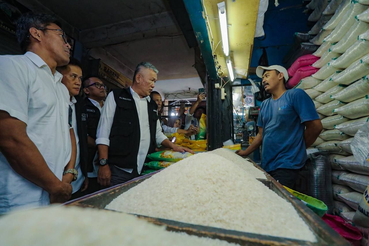 Pj Walikota Bandung saat melakukan pemantauan harga harga ke pasar tradisonal jelang Idul Adha 2024