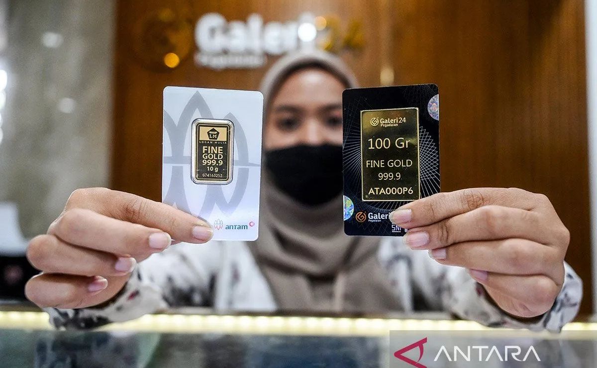 Ilustrasi - Petugas menunjukkan emas batangan di Pegadaian, Jakarta. ANTARA FOTO/Rivan Awal Lingga/foc/am.