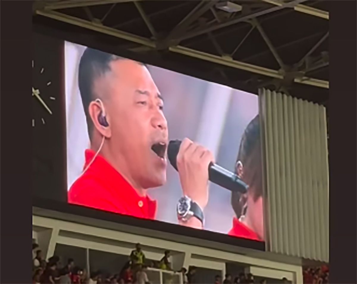 Anang saat tampil bernyanyi menghibur penonton GBK saat Timnas Indonesia lawan Filipina, Selasa 11 Juni 2024