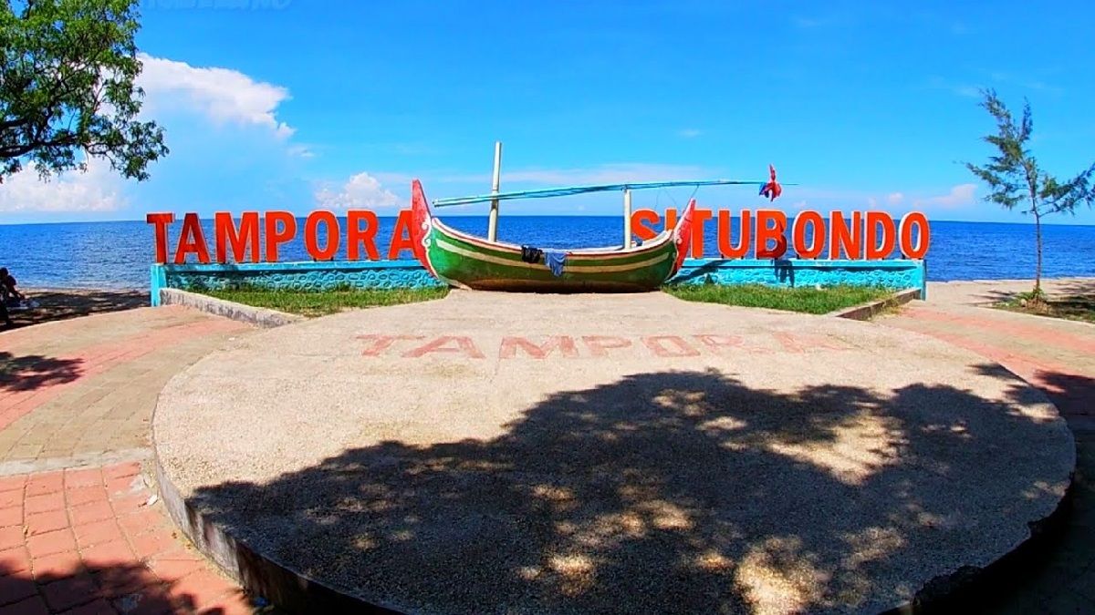 Bersantai di Pantai Tampora, Objek Wisata Situbondo yang Miliki Keindahan Laut Biru dan Hamparan Pasir Putih