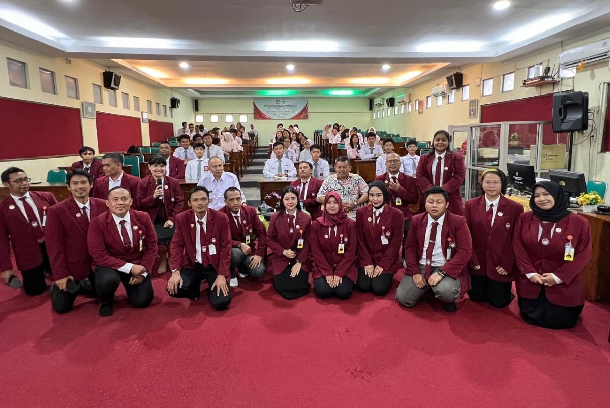 Mahasiswa Magister (S2) Program Studi (Prodi) Strategi Perang Semesta Universitas Pertahanan Republik Indonesia (Unhan RI) foto bersama di SMAN 8 Jakarta.