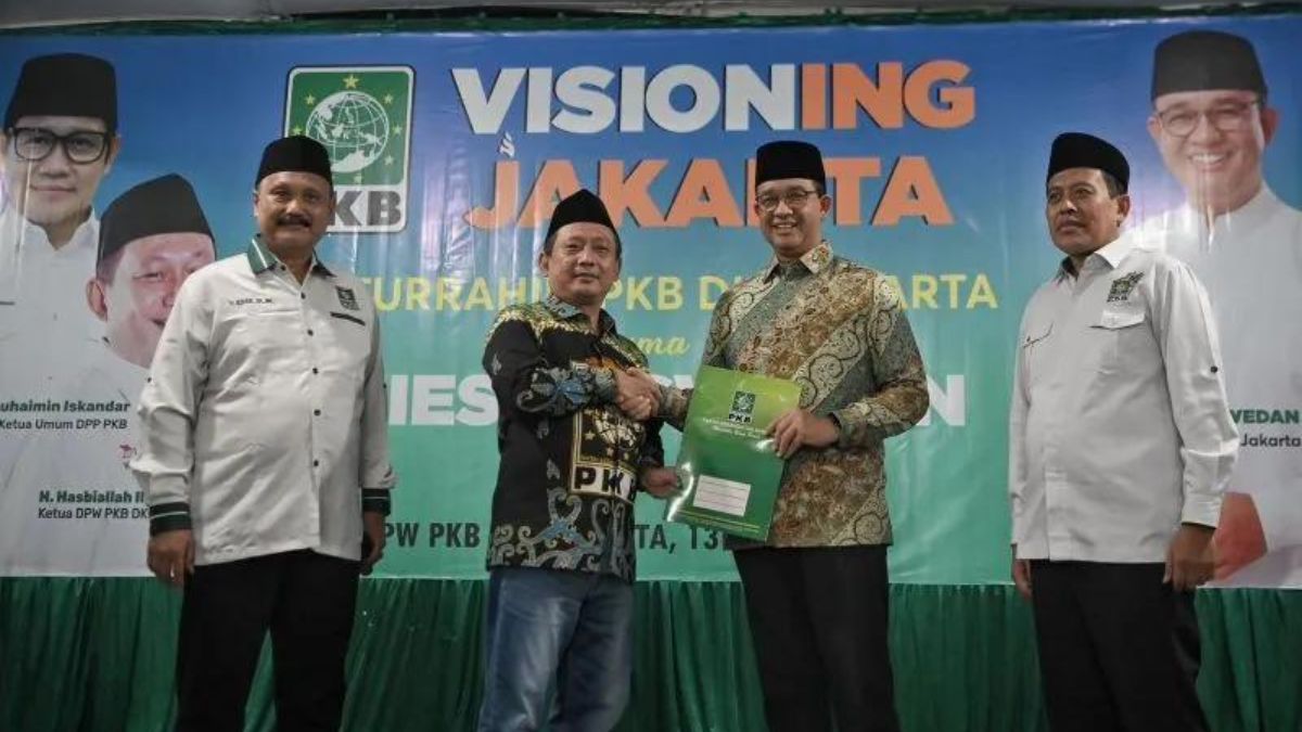 Mantan Gubernur DKI Jakarta Anies Baswedan menerima rekomendasi sebagai bakal calon gubernur dari PKB Jakarta di Kantor DPW PKB, Jakarta, Kamis (13/6/2024).