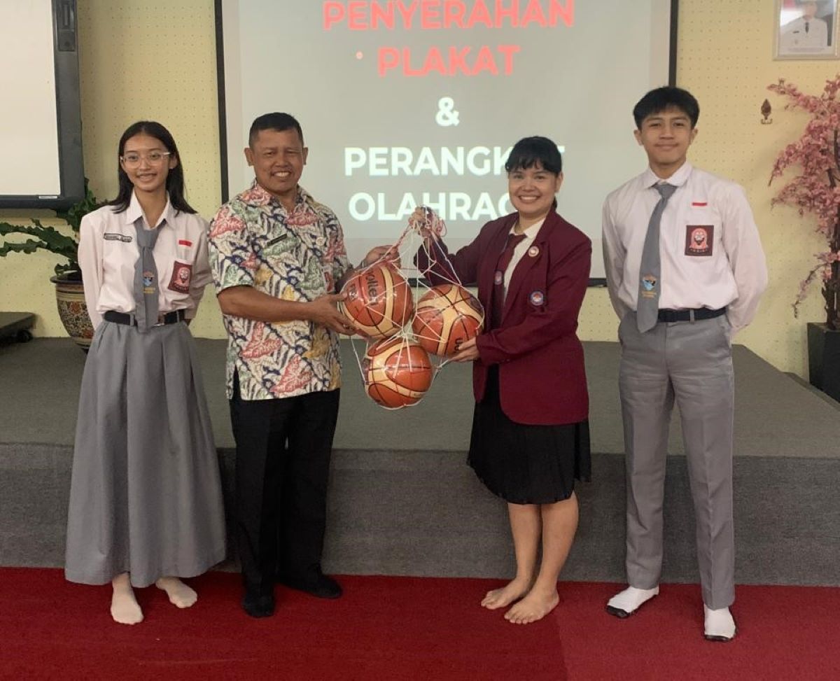 Penyerahan bantuan perangkat olahraga dari perwakilan Mahasiswa S2 Prodi SPS Unhan RI ke perwakilan SMAN 8 Jakarta.