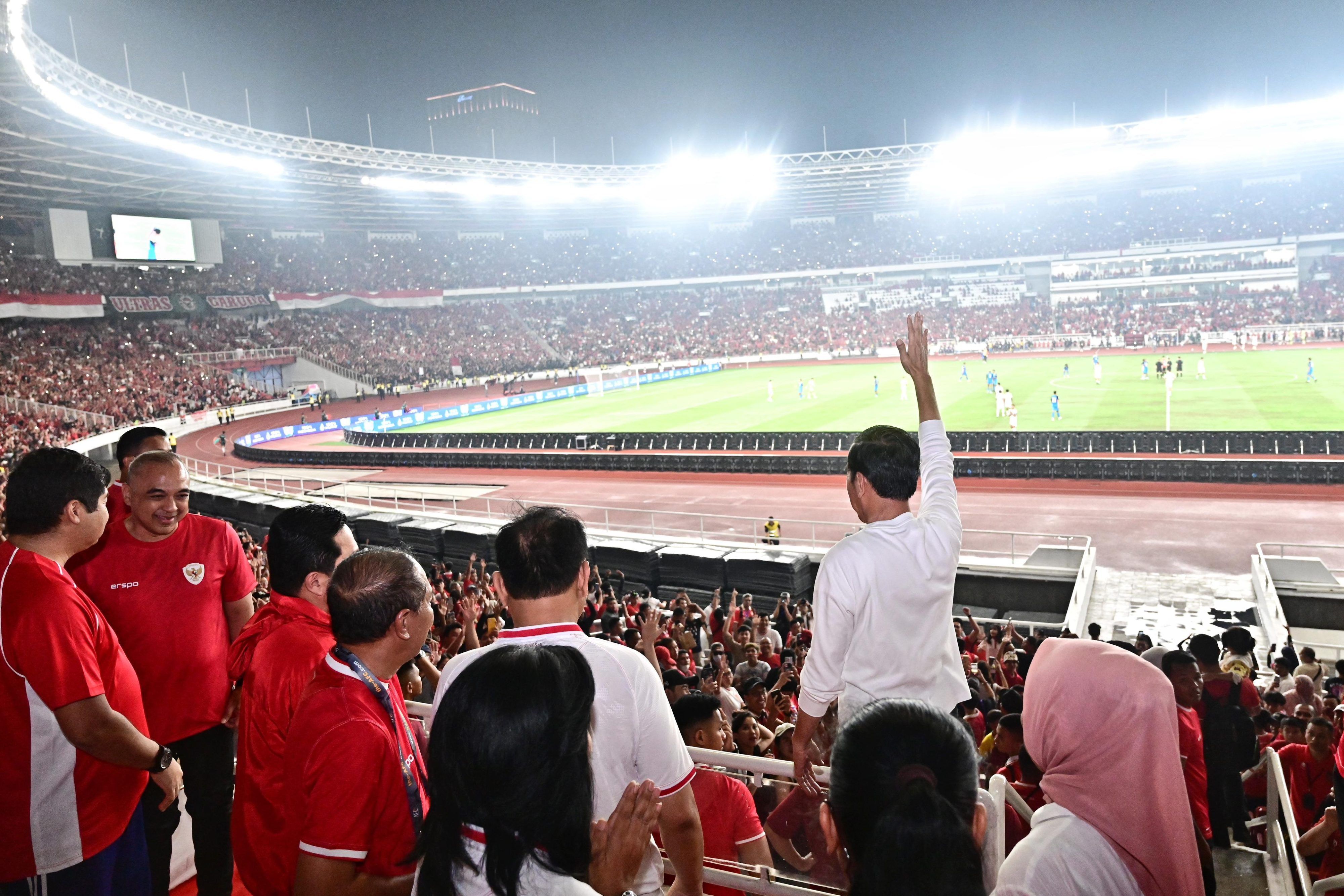 Presiden Joko Widodo dan Ibu Iriana turut menyaksikan pertandingan yang digelar di Stadion Utama Gelora Bung Karno, Jakarta, pada Selasa, 11 Juni 2024. Foto: BPMI Setpres/Vico