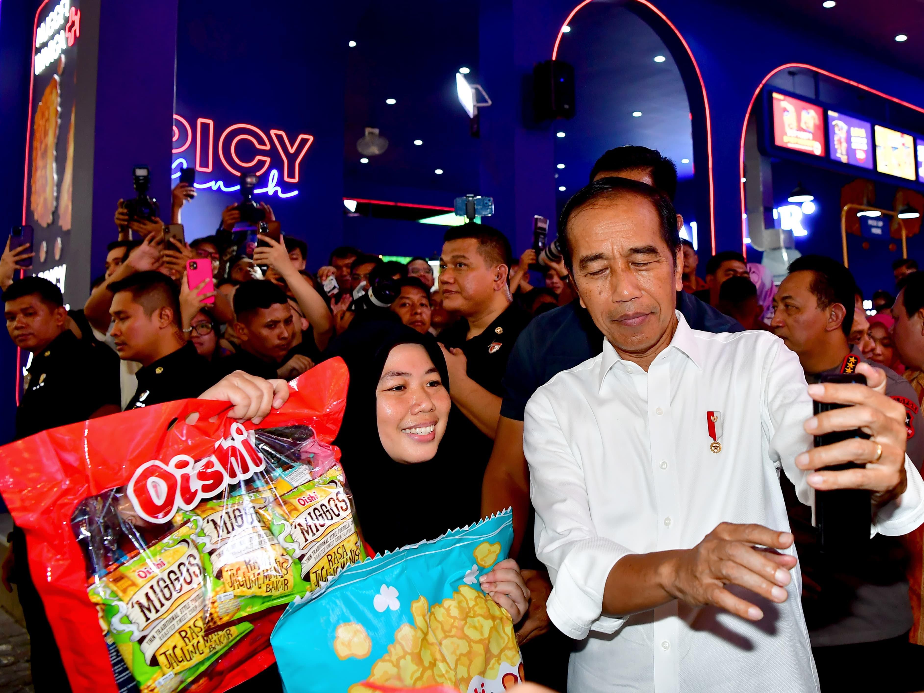 Presiden Joko Widodo secara resmi membuka Jakarta Fair 2024 di Pekan Raya Jakarta, Kemayoran, Jakarta, pada Rabu malam, 12 Juni 2024. Foto: BPMI Setpres/Rusman