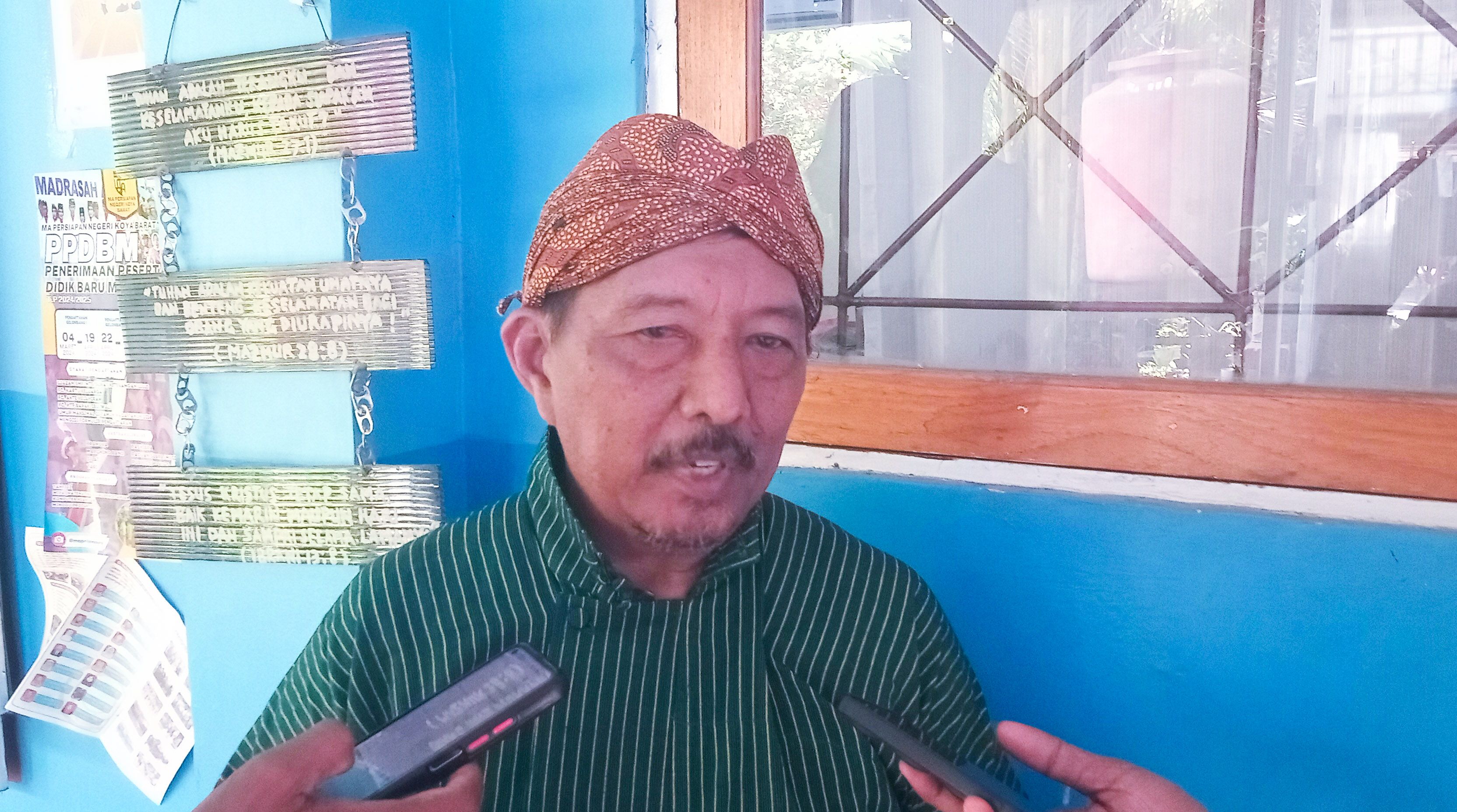 Kepala Sekolah SMP Negeri 9 Jayapura  Anggoro Subiakto, S.Pd ketika beri keterangan kepada awak media, Jumat 14  Juni 2024 (Portal Papua) Silas Ramandey