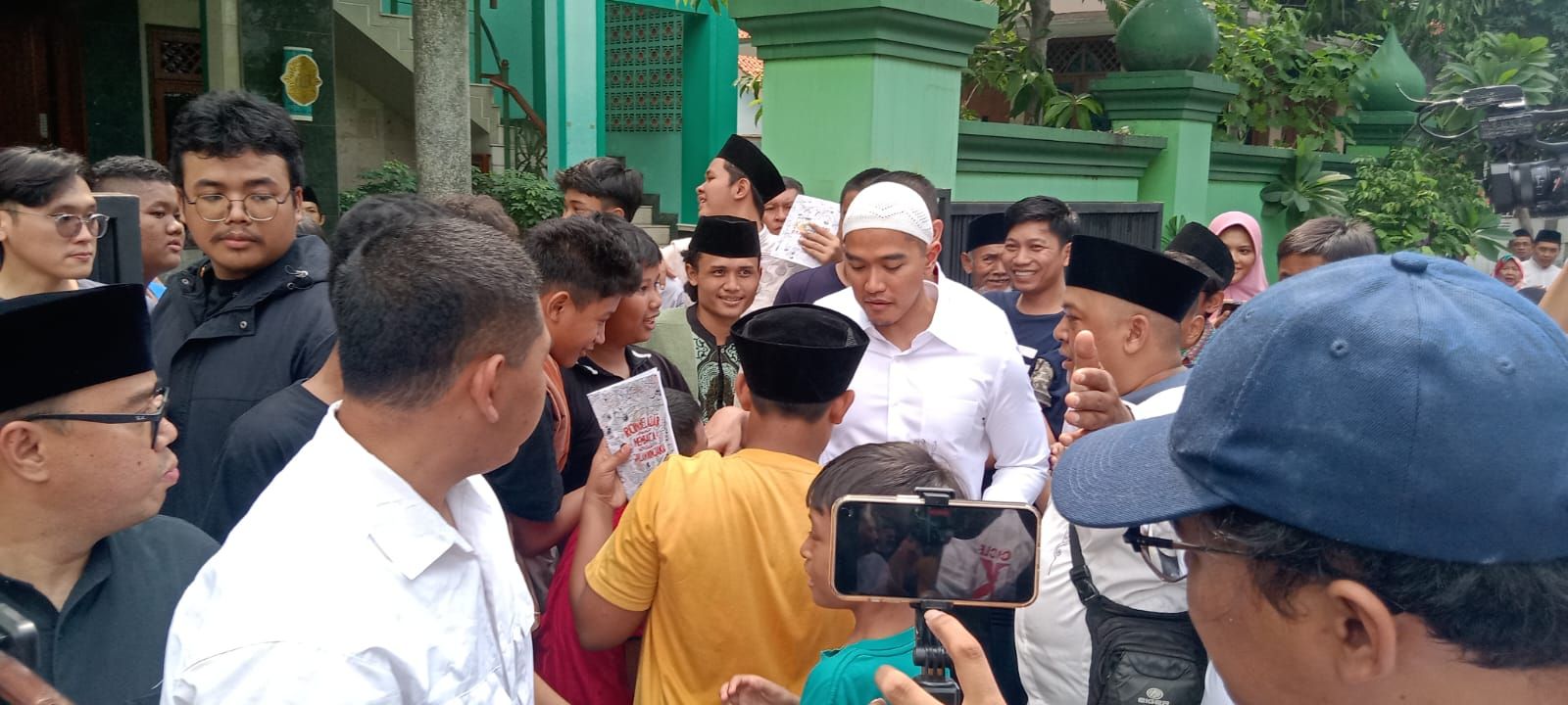 Ketua Umum PSI Kaesang Pangarep membantah sedang melakukan blusukan saat dia mengunjungi kawasan Cempaka Putih, Jakarta Pusat, Jumat siang, 14 Juni 2024. Pikiran Rakyat/Boy Darmawan
