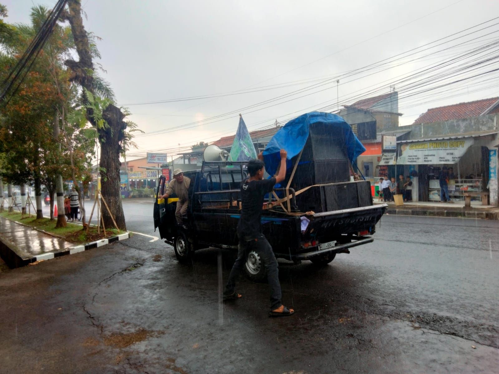 Demonstrasi Di Dprd Kuningan Kehujanan Massa Aksi Hmi Desak Pejabat Dewan Ke Tempat Teduh