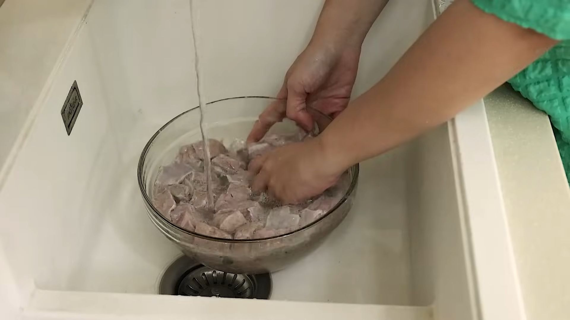 Proses mencuci paru sapi./ YouTube/ Devina Hermawan