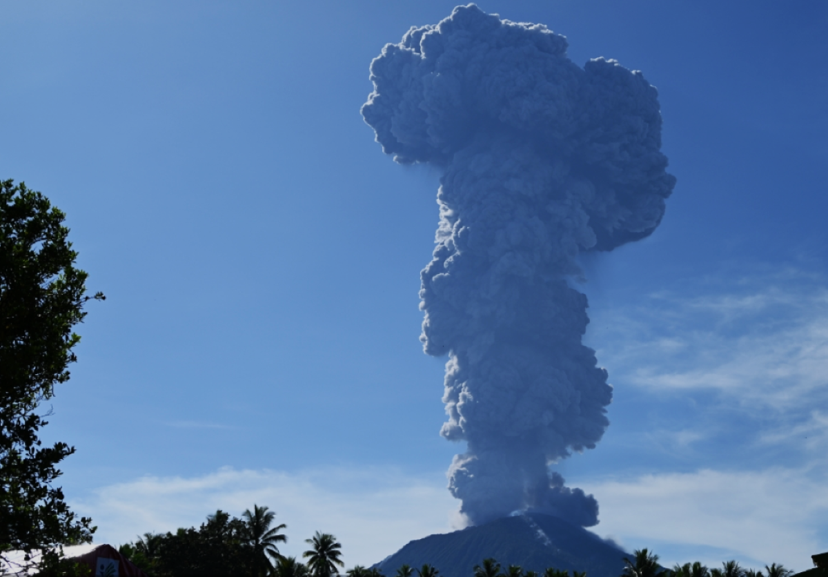 Gunung Ibu di Halmahera Maluku Utara pada Kamis 13 Juni 2024 terus meletus disertai kepulan asap tebal dengan ketinggian 200 hingga 5.000 meter disertai suara gemuruh dan dentuman.