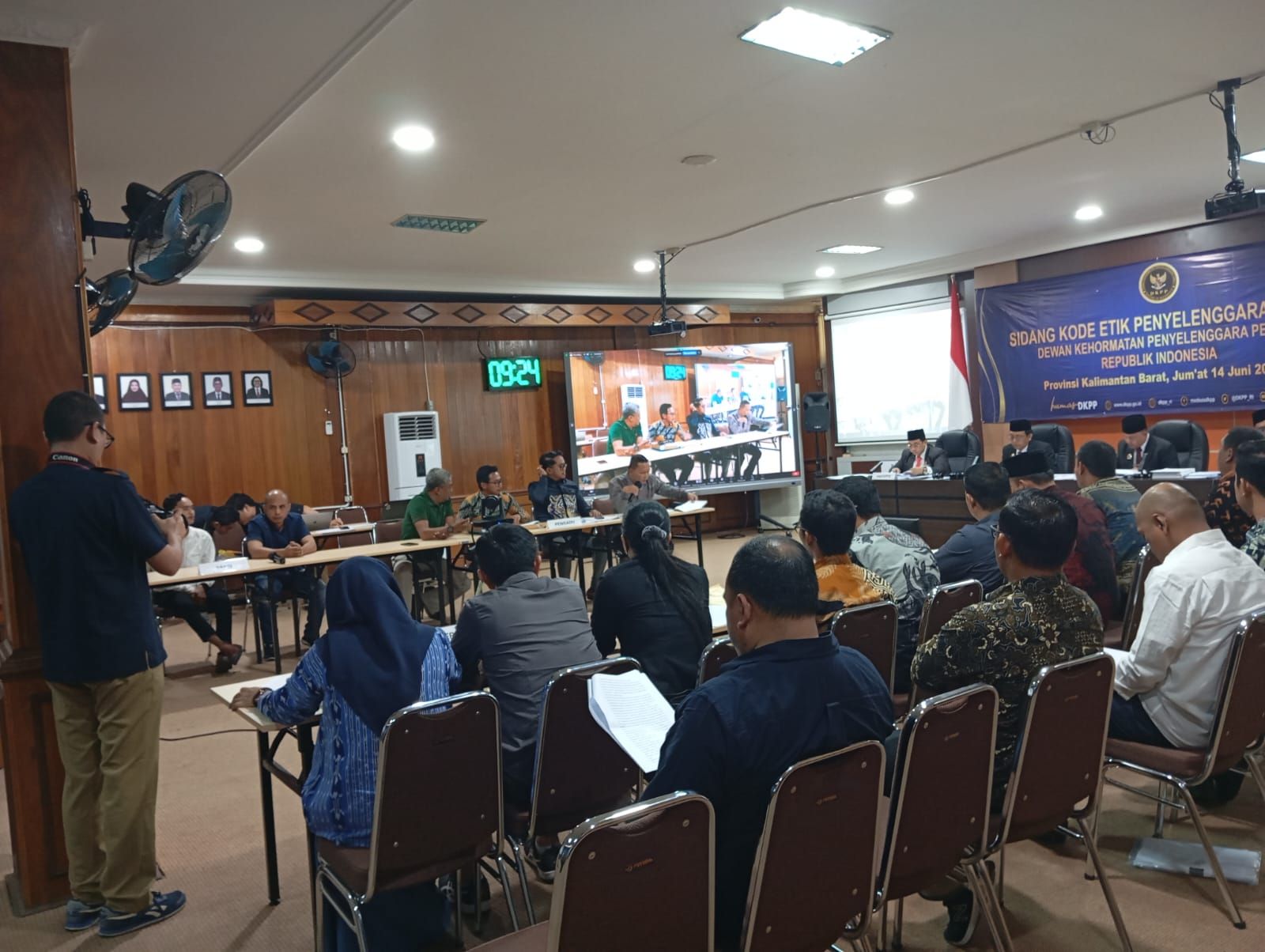 Dewan Kehormatan Penyelenggara Pemilu (DKPP) menggelar sidang sengketa pemilihan legislatif (Pileg) di TPS 11 Tuan-tuan di Kecamatan Benua Kayong, Kabupaten Ketapang, Provinsi Kalimantan Barat di Kantor KPU Provinsi Kalbar pada Jumat, 14 Juni 2024.