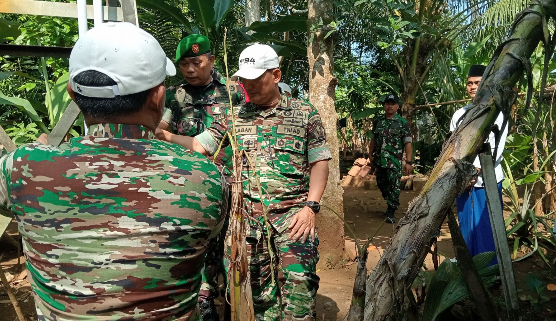 Brigjen TNI Dwi Lagan Safrudin bersama perwira TNI dan Polri lainnya sedang meninjau lokasi bantuan sumur bor dan fasilitas umum lainnya di TPQ Al-Muizzah di Dusun Wonoharjo Desa Wonoharjo Kecamatan Pangandaran.