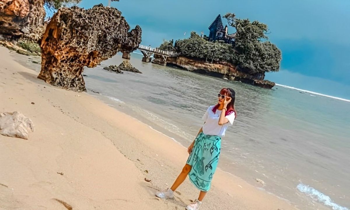 Rekomendasi wisata ala-ala Bali di Malang, termasuk Pantai Balekambang.