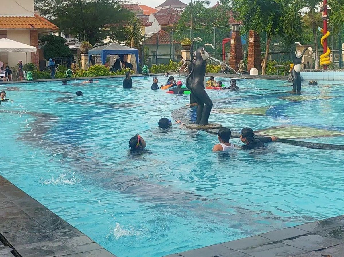 Kolam Renang Club Puri Mas Surabaya