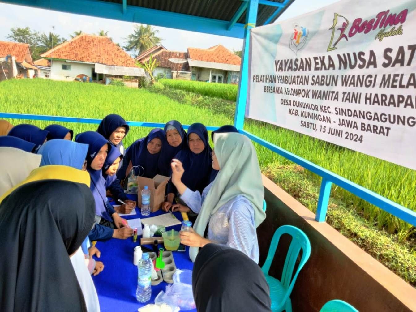 BesTina Nyakola memberikan pelatihan pembuatan sabun kepada puluhan anggota Kelompok Wanita Tani (KWT) Harapan Mekar di Desa Dukuhlor, Kecamatan Sindangagung, Kabupaten Kuningan, Sabtu 15 Juni 2024.*