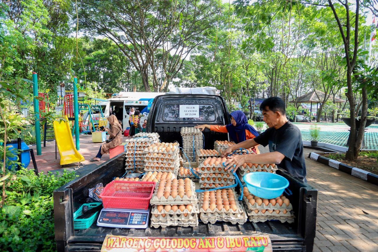 pedagang saat menjajakan telor di operasi pasar murah Pemkot Bandung