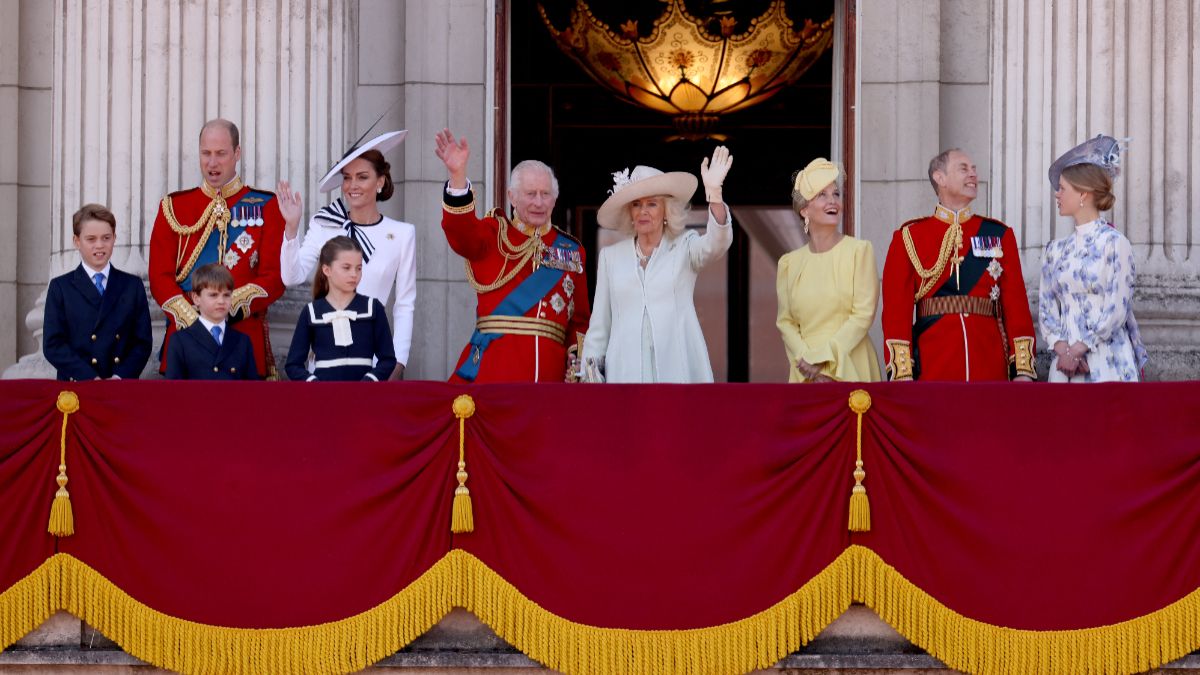 Raja Inggris Charles, Ratu Camilla, Pangeran William, Kate Middleton, Pangeran George, Putri Charlotte, Pangeran Louis, Sophie, Pangeran Edward, Lady Louise Windsor, muncul di balkon Istana Buckingham sebagai bagian dari parade Trooping the Colour.