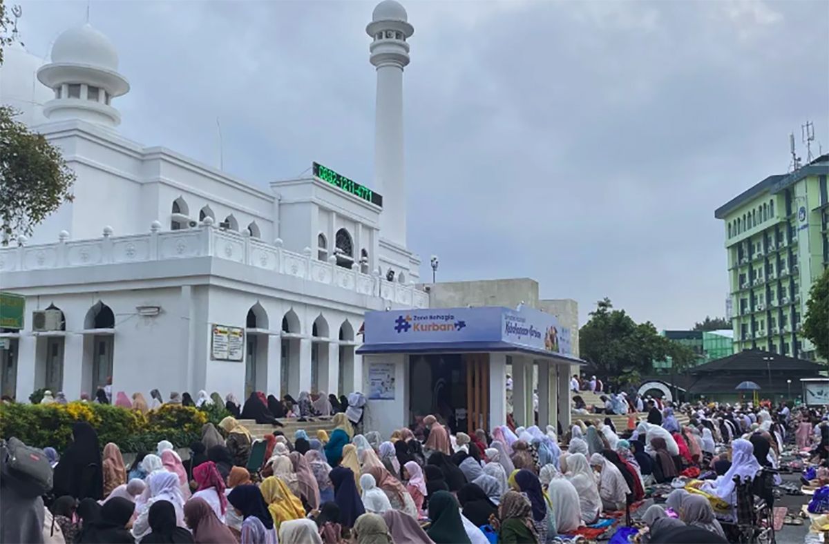 Suasana shalat Idul Adha di Masjid Al-Azhar, Kebayoran Baru, Jakarta Selatan, Minggu (16/6/2024). 