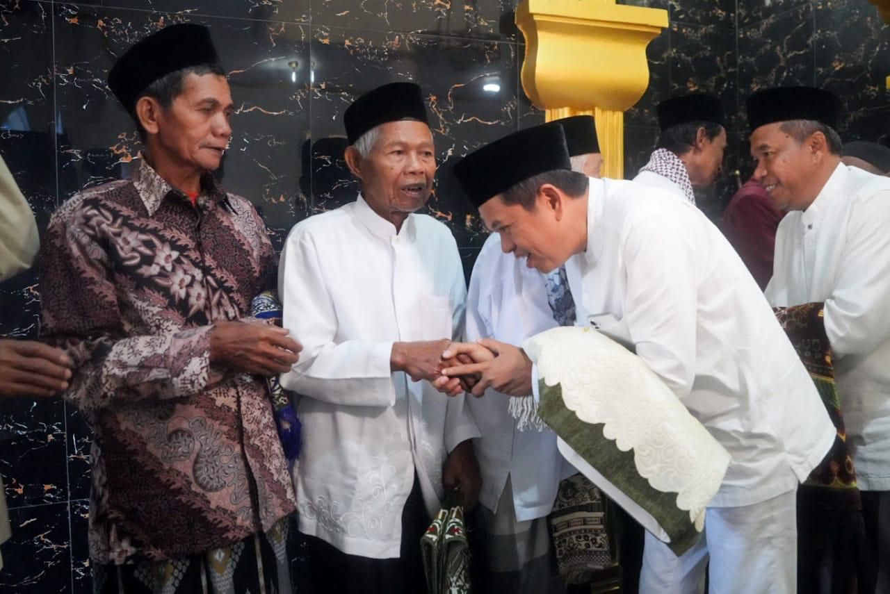 KDM melaksanakan Shalat Idul Adha di dekat TKP pembunuhan Vina Cirebon, Senin, 17 Juni 2024.*