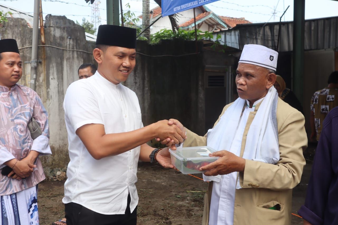 Kapolres Sukabumi Kota, AKBP Ari Setyawan Wibowo tengah memberikan bingkisan daging kurban kepada pipinan pondok pesantren di Sukabumi