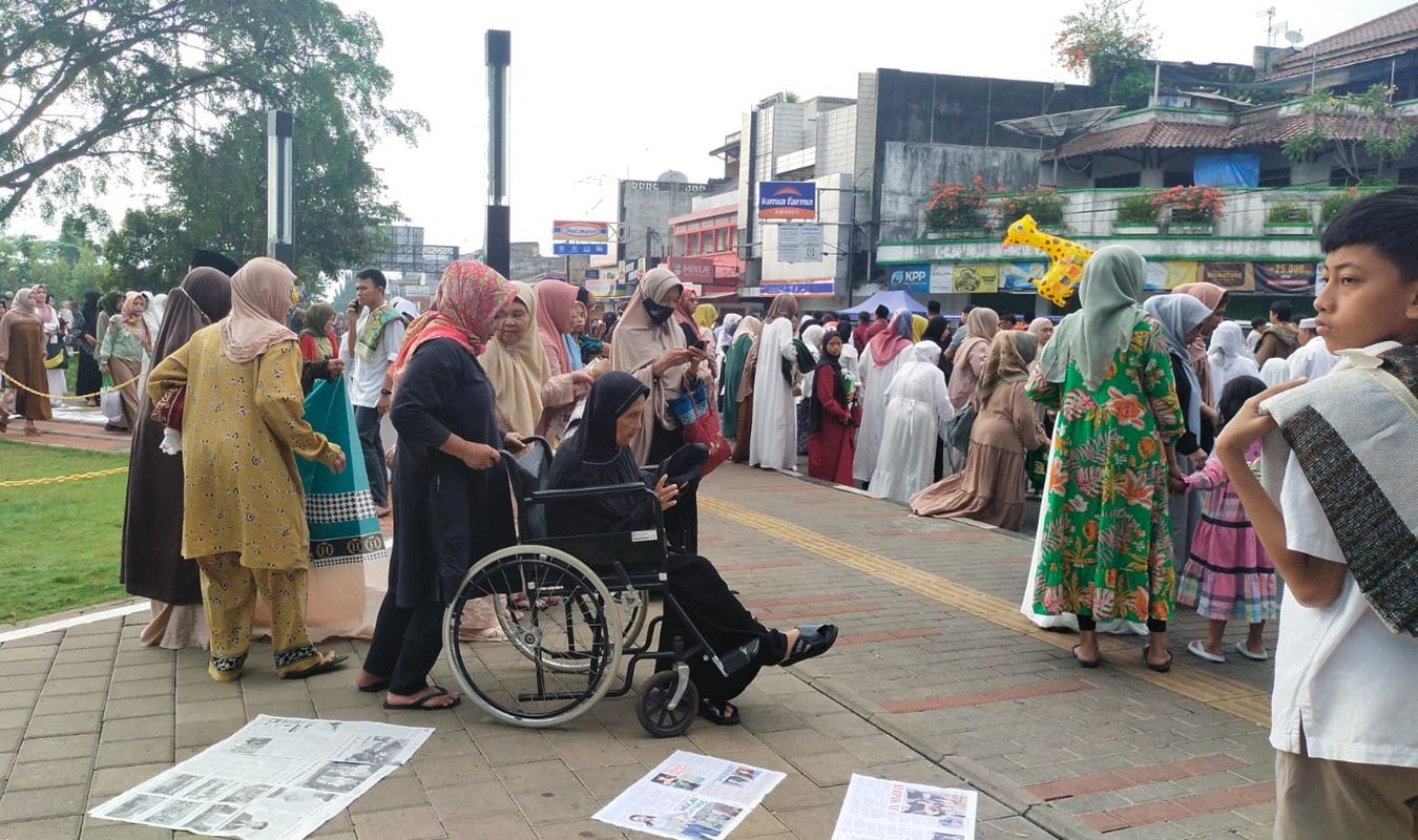 Seorang jemaah dengan menggunakan kursi roda meninggalkan lokasi usai mengikuti sholat sunah Idul Adha 1445 H/2024 M di Alun-alun Ciamis Senin, 17 Juni 2024