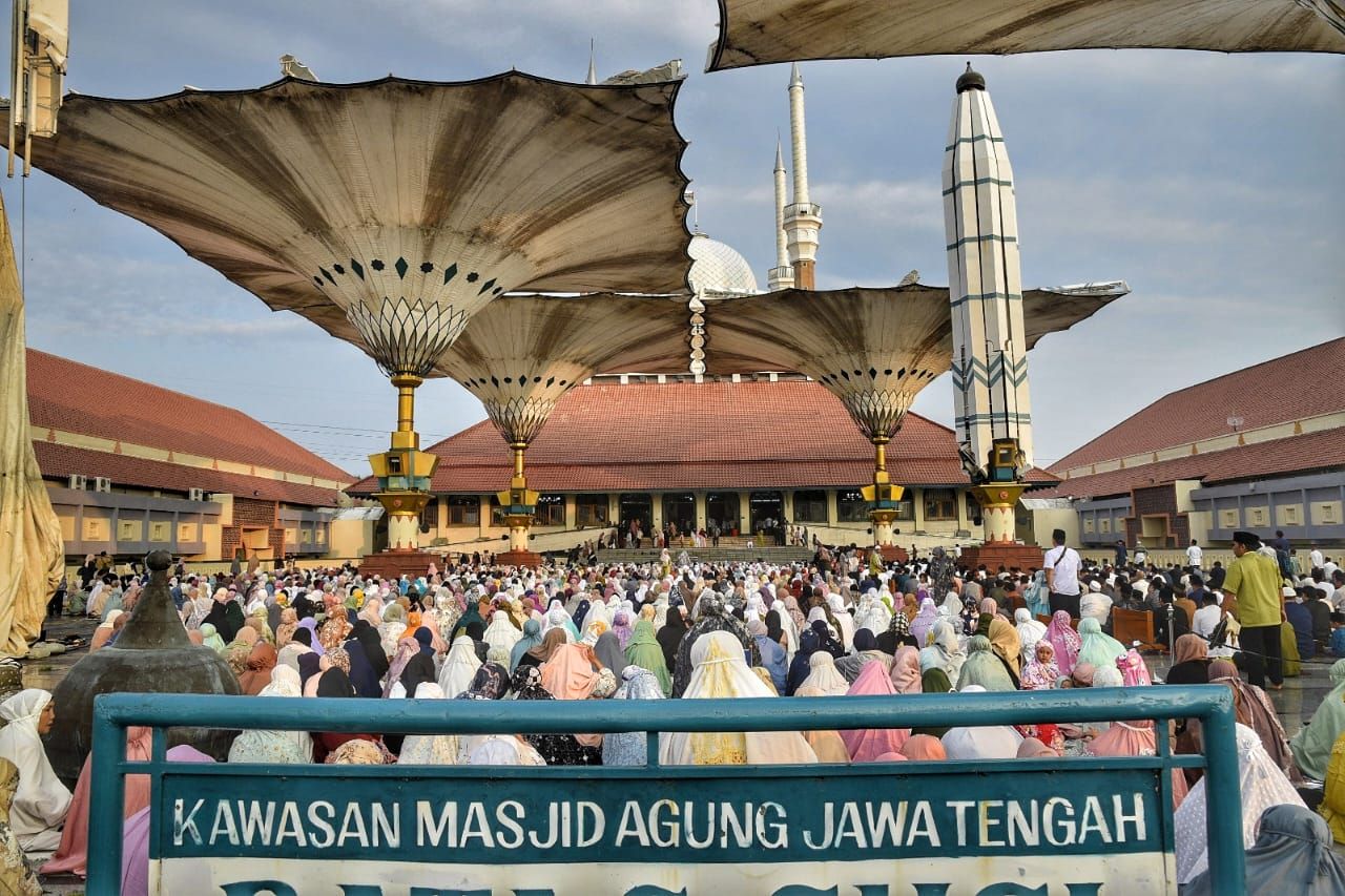Pelaksanaan Salat Idul Adha 1445 H di Masjid Agung Jawa Tengah, Senin (17/6/2024) berlangsung sangat meriah dengan kehadiran sekitar 10 ribu jamaah.