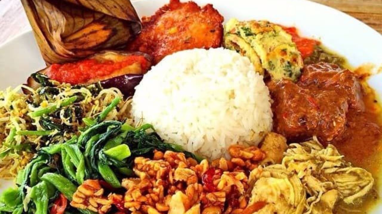 Nasi Campur Nyak Nyong: Temukan kekayaan kuliner Probolinggo dengan 5 hidangan pilihan kami! Kepiting olok dan soto kraksaan hanyalah beberapa di antaranya.