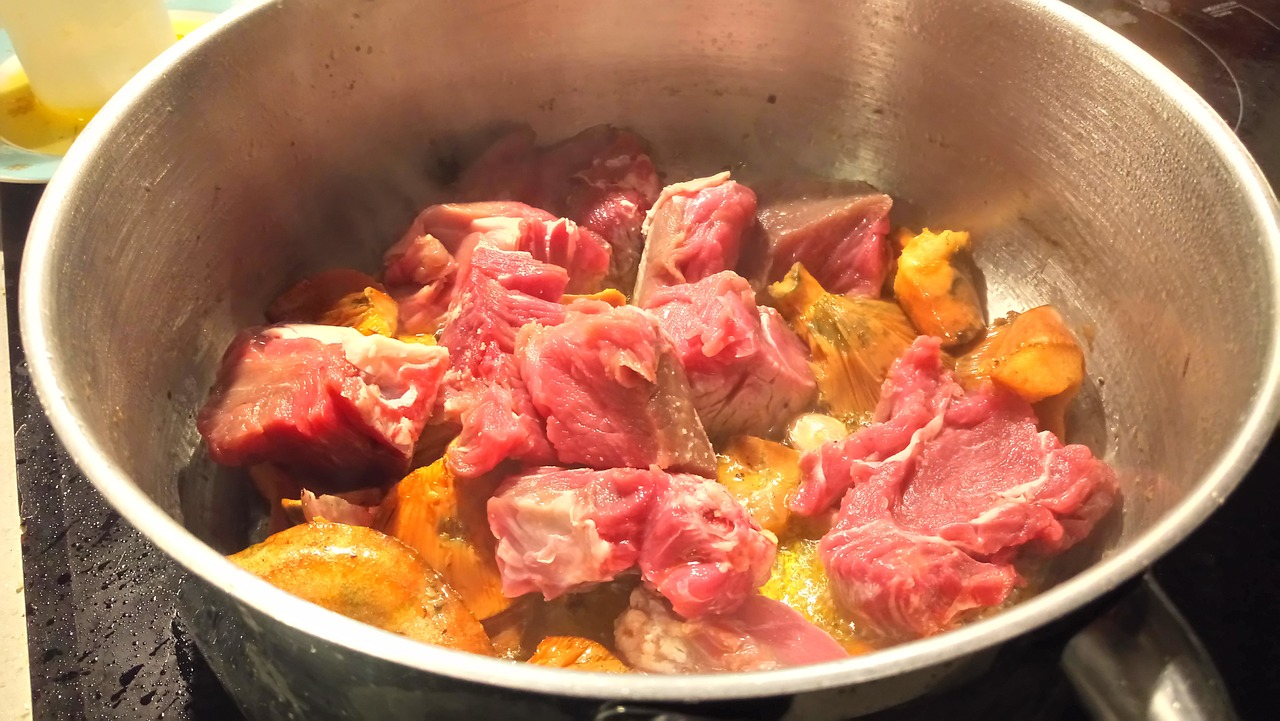 Daging kurban yang akan diolah, ahli gizi dari RSCM Kencana Jakarta, membantah mitos mengonsumsi daging kambing dapat menyebabkan peningkatan risiko hipertensi /Pixabay