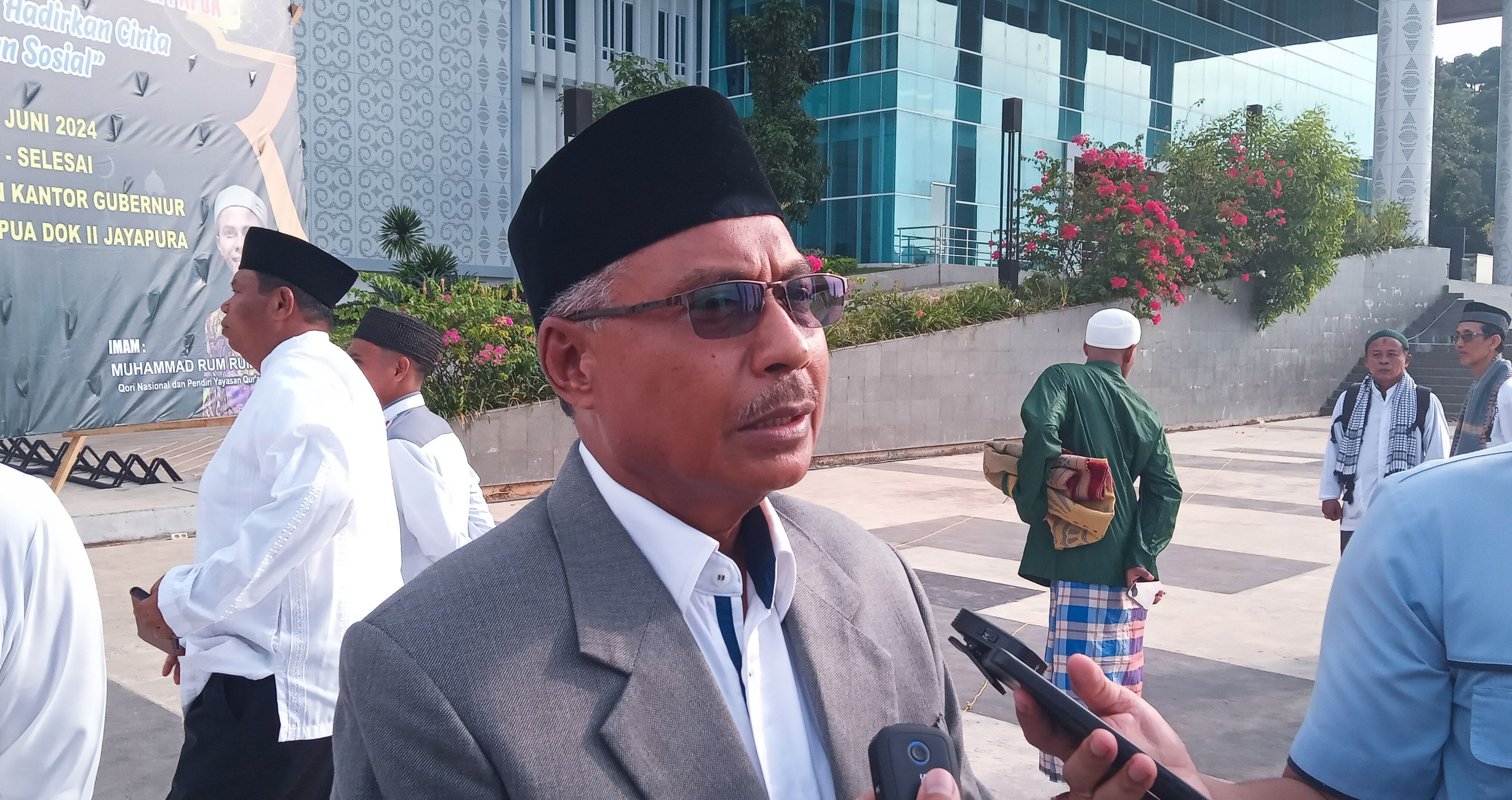 Ketua Panitia PHBI Provinsi Papua Drs. Alwi Tianlen.,MM (Portal Papua) Silas Ramandey