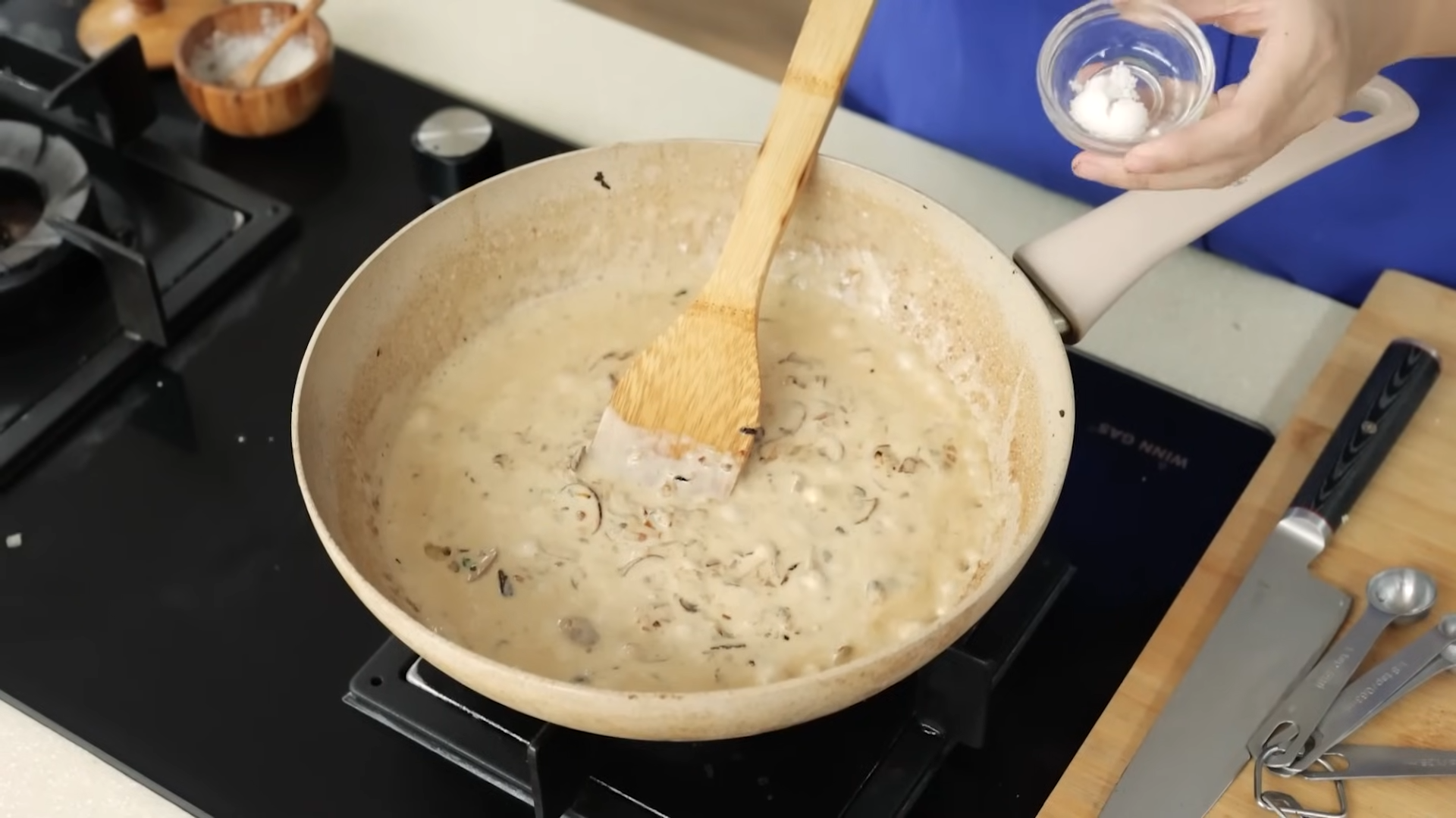 Proses membuat saur jamur untuk stean daging lokal ala Chef Devina Hermawan./YouTube/ Devina Herr