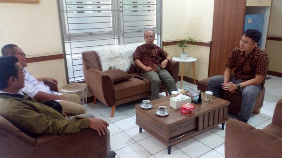Kepala BPPB Dinas Perkebunan Provinsi Jawa Barat, Anton Nurholis (tengah) dan personel fungsional, Mochamad Sopian Ansori (kanan) berbincang-bincang dengan personel BRIN, soal varietas kopi di Jawa Barat. 