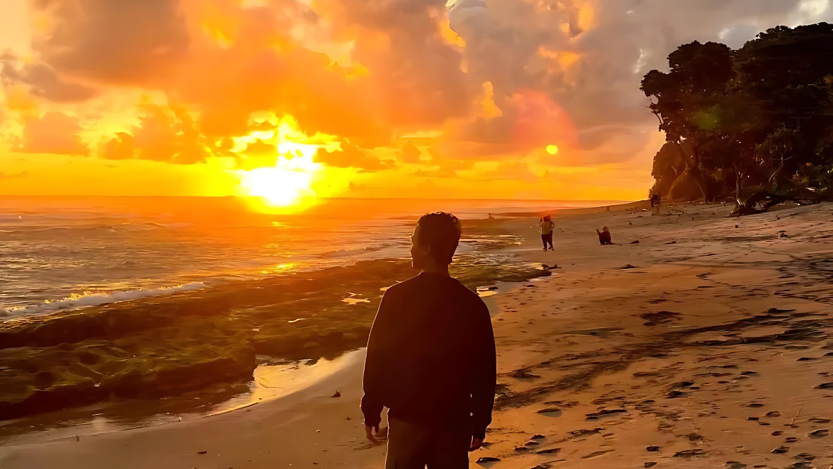 Pesona sunset di Pantai Pamayangsari. / Instagram /