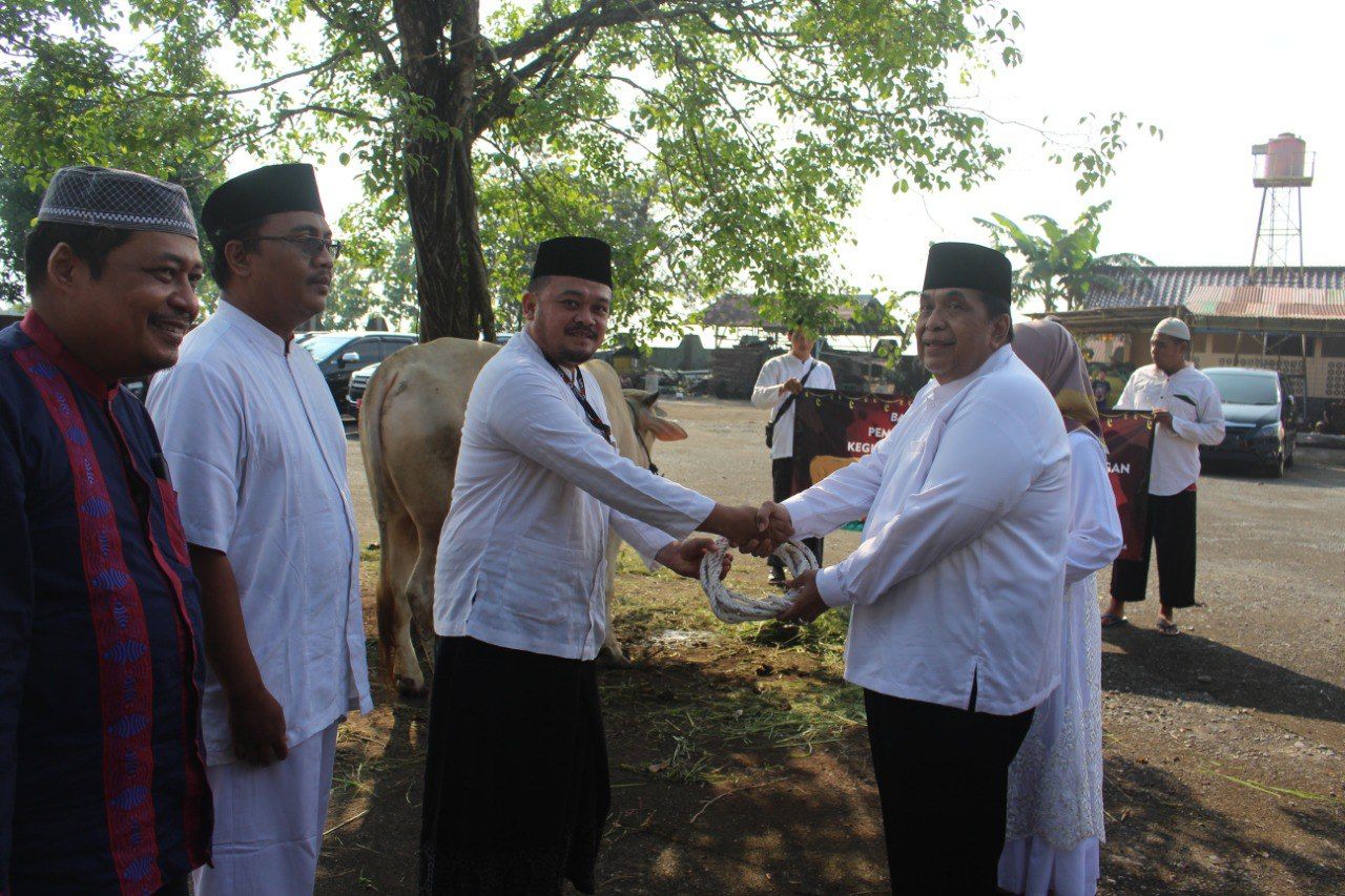 Wakil Bupati Purbalingga Sudono menyerahkan bantuan hewan kurban dari Pemkab Purbalingga berupa satu ekor sapi di Kecamatan Kalimanah./Prokopim Purbalingga