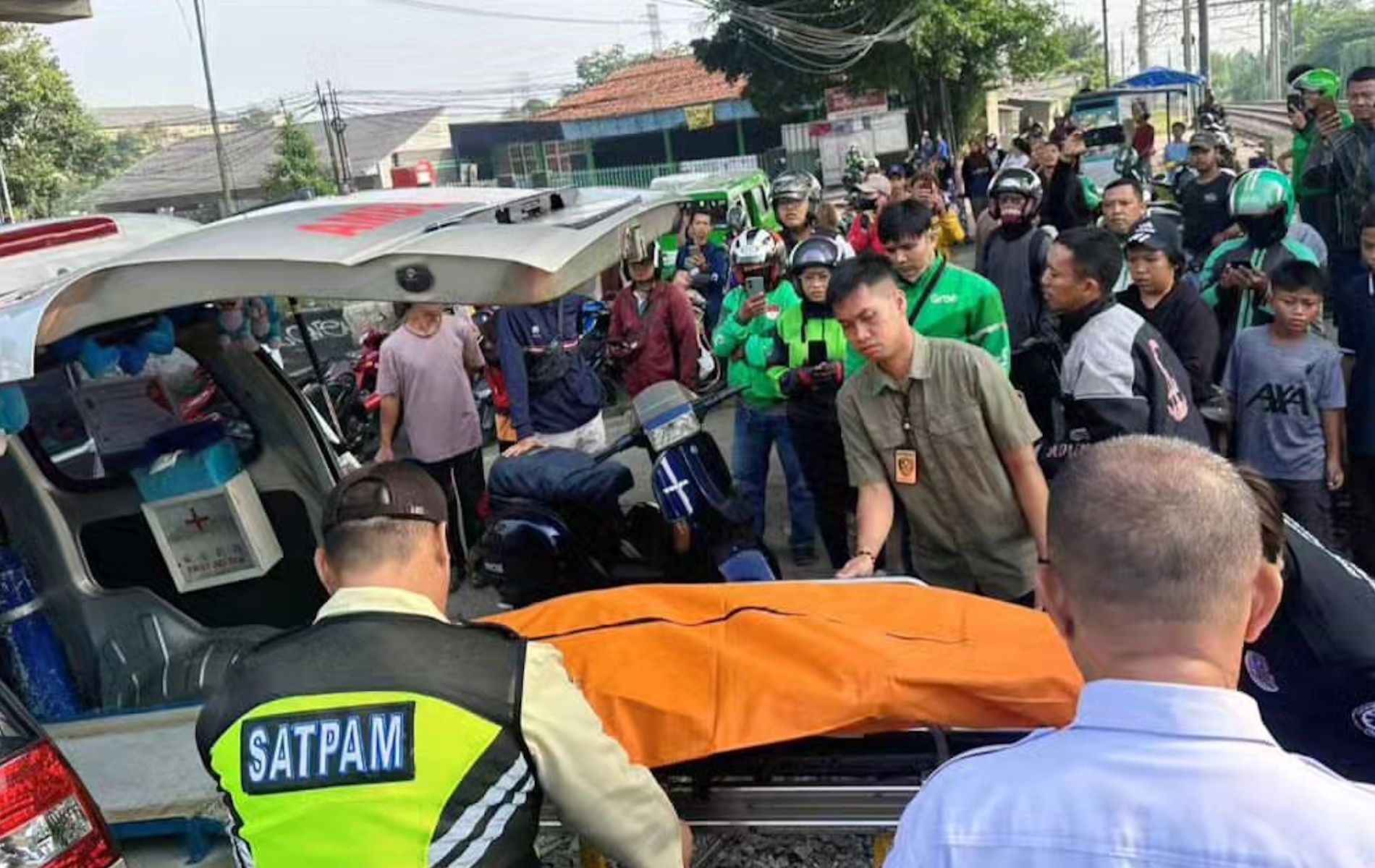 Jenazah pria tertabrak KRL Commuter Line di Kedung Badak, Bogor, sudah dievakuasi ke RSUD Ciawi.