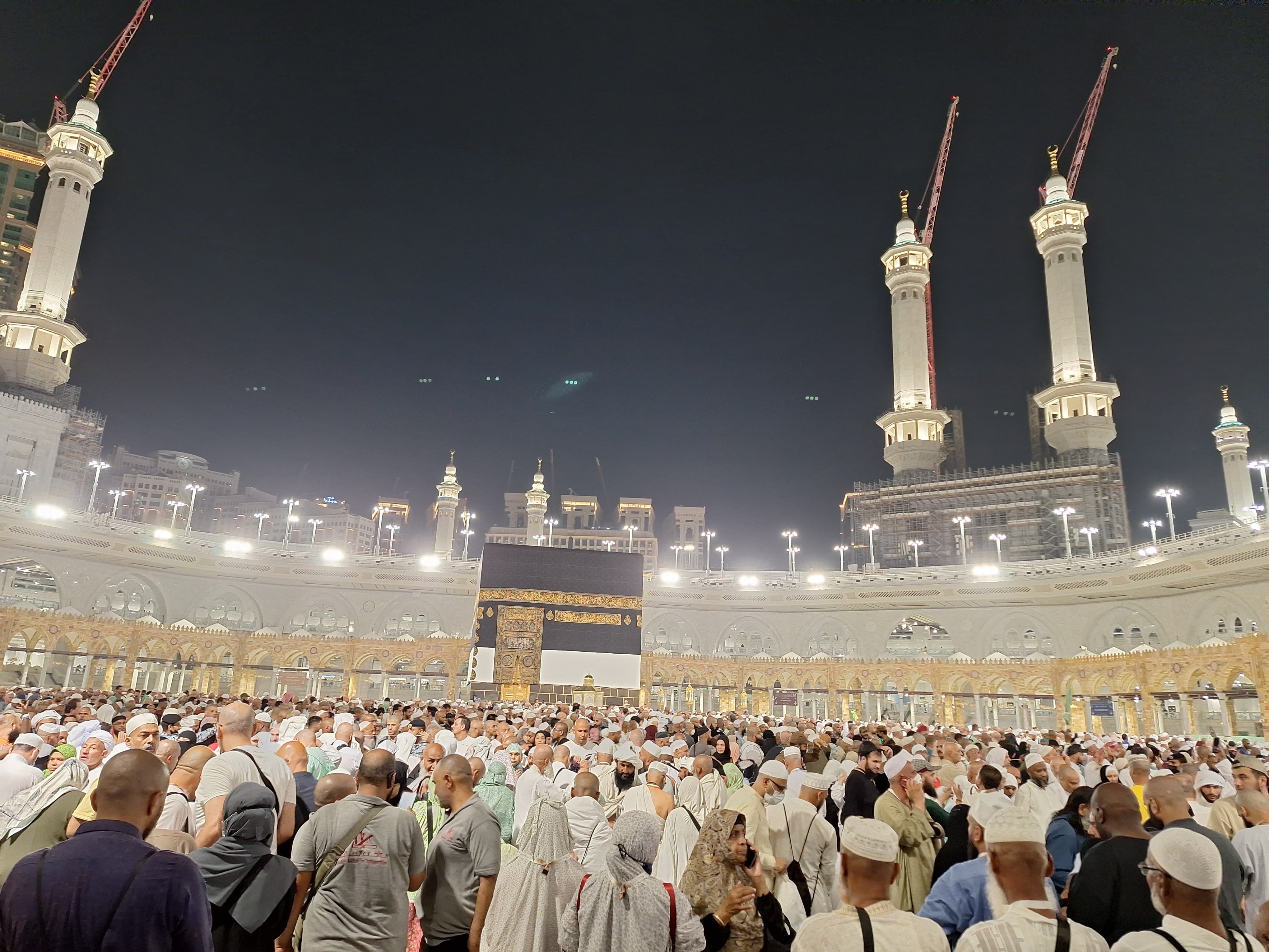 Jutaan jemaah haji dari berbagai penjuru dunia memadati pelataran sekitar Ka'bah saat melakukan tawaf, baik tawaf ifadah maupun tawaf sunah, Senin, 17 Juni 2024 malam. 