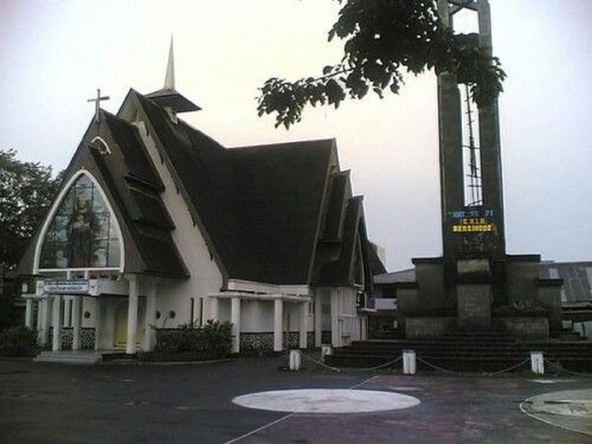 Monumen Perang Dunia II berdekatan dengan Gereja Sentrum Manado (foto: Istimewa)